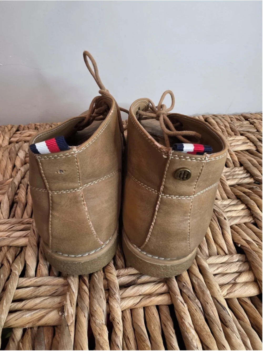 Tommy Hilfiger Benay Chukka Boots Tan Faux Leather Lace Up Size 9M - Read